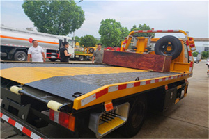 边坝附近拖车电话号码服务